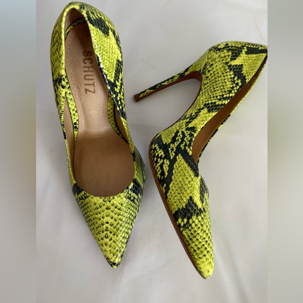 Authentic  Schutz Lou pump in lime green and black snake-embossed leather size 7